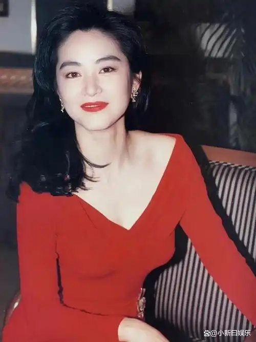 1954年出生的林青霞,是华语影坛的一位传奇女神.