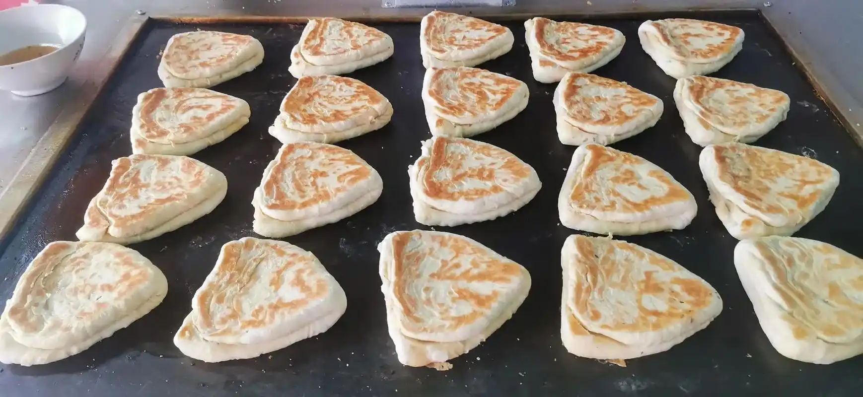 油酥烧饼 #纯手工制作美食  - 抖音