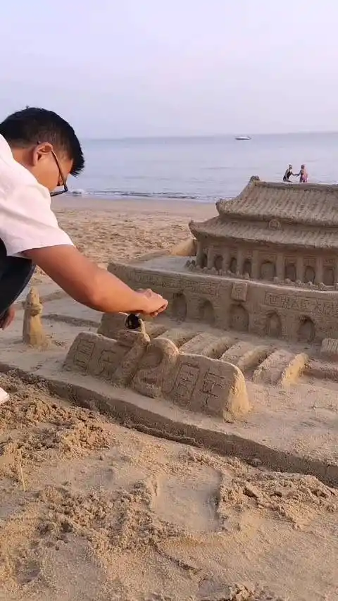 小伙用沙子堆出天安门祝福祖国繁荣富强!