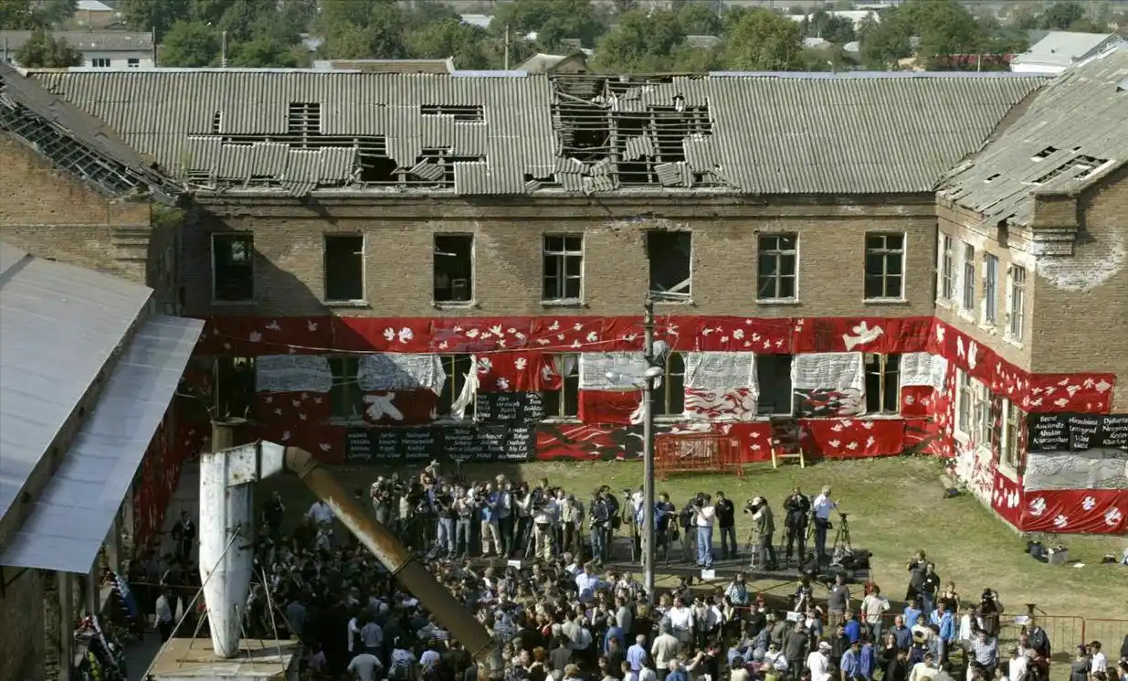 别斯兰人质事件:俄式反恐经典,家长血战恐匪,特种兵都伤亡惨重