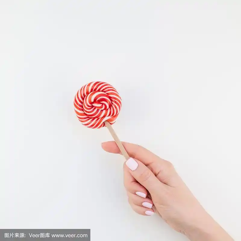 手里拿着红色棒棒糖的女人