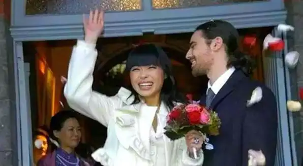 李然和比利时王子查尔斯踏入婚姻的殿堂,成为比利时首位亚裔王妃,如今