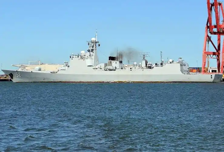 我海军152神盾舰境外扬威