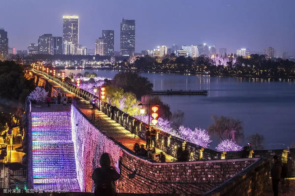 南京玄武湖古城墙夜景