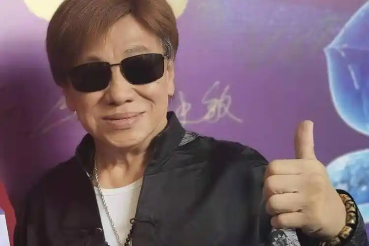 香港影星梁小龙75岁精神抖擞再万里长城永不倒