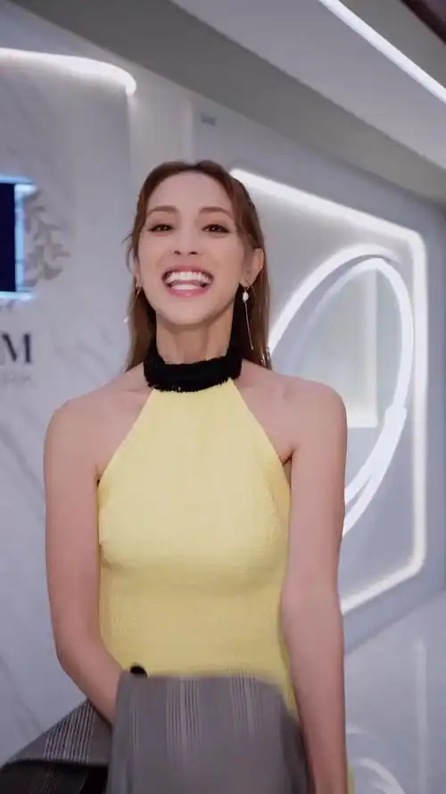 陈凯琳尴尬了高低胸失衡出镜工作人员也没有及时的提醒