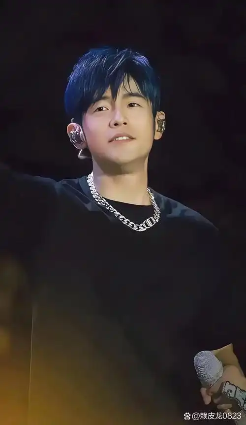 周杰伦已经尽显老态,50岁的他由于病痛原因已经没发正常走路,强直性