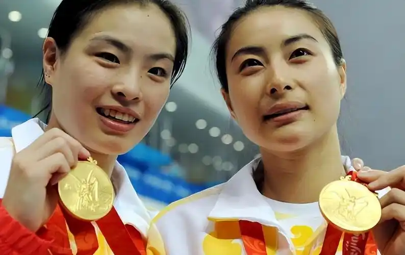 吴敏霞:16岁夺冠32岁嫁"粉丝",5年生2胎,差点和郭晶晶成妯娌