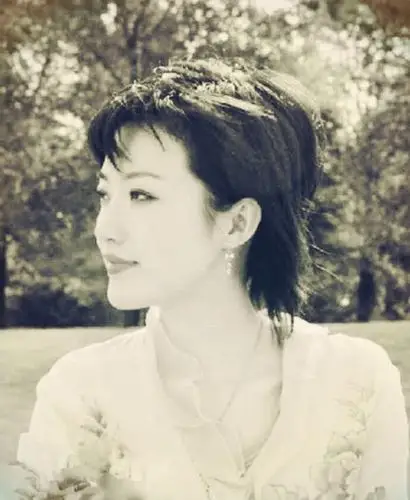 她被誉为泰国武则天,从小就是个美人胚子,龙睛凤颈贵之极也