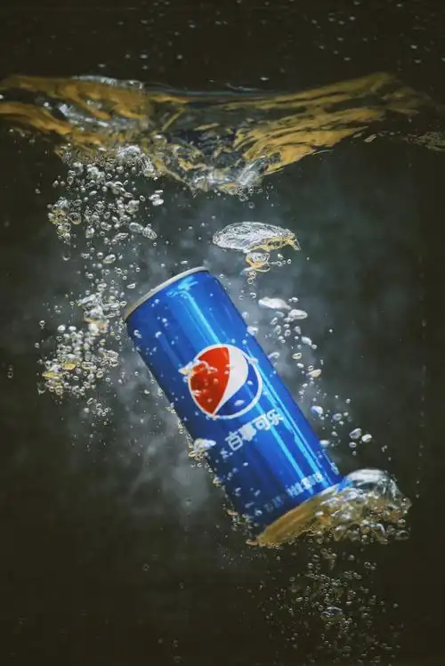 百事可乐雪碧入水瞬间第一张有点跑焦下次再努力吧