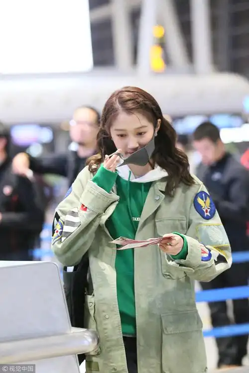 关晓彤穿男友风外套现身 皮肤嫩出水