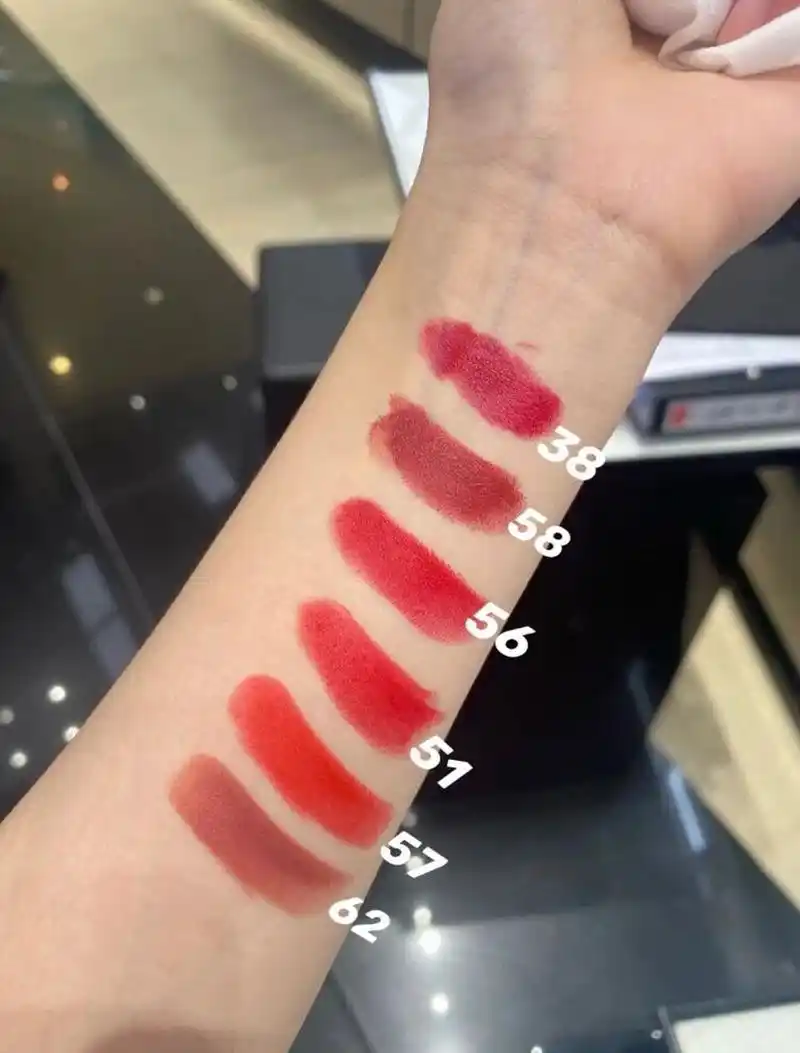 香奈儿口红丝绒58「丝绒红棕色」 香奈儿口红58号的颜色是红棕色,微微