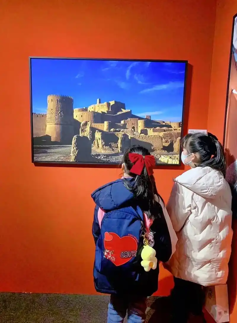 看展览吃美食又是形影不离的一天