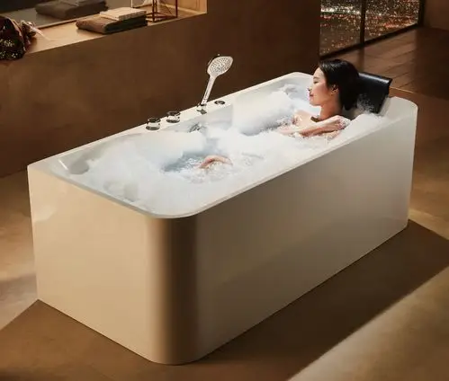 大城市中人与人之间的距离感常常让人感慨饮水冷暖,而箭牌卫浴浴缸却