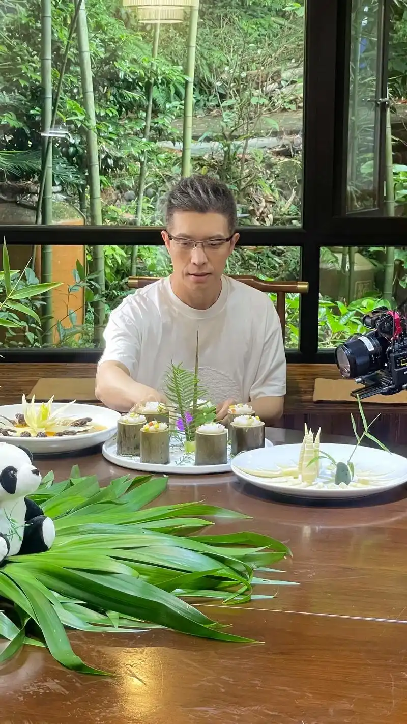 央视#朱广权 在宜宾拍摄照片花絮. 马上就要中高考了,祝愿学 - 抖音