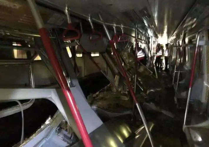 今天凌晨,香港两列地铁相撞!