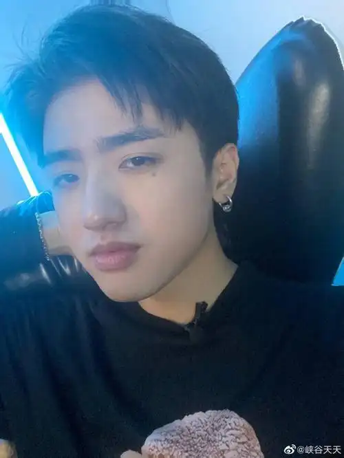 离队宣言冷少icon更博晒omg队标五年了