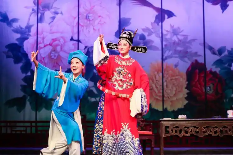 原汁原味黄梅戏《女驸马》昨天在宜上演_人民号