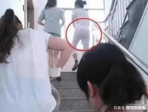 同学也太开放了吧,这么薄的裤子也敢穿,白里透红真尴尬啊