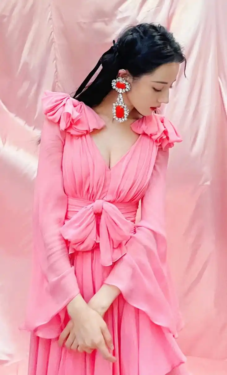 迪丽热巴粉色长裙写真,性感大长腿配上丰满酥胸,美爆了!