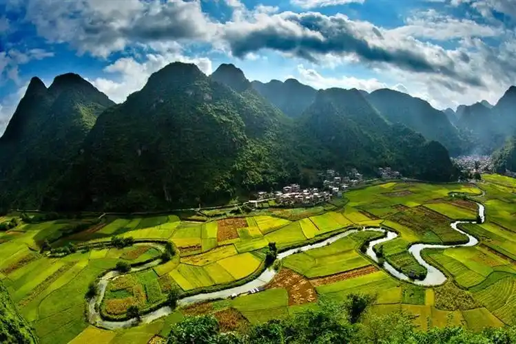 上一页 下一页 作品名称: 高原命脉  作品描述: 喀斯特地貌的云贵高原