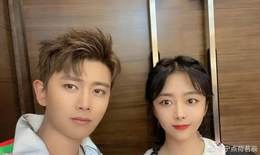 既然现在都流行二搭谭松韵和任嘉伦也凑一次热闹怎么了