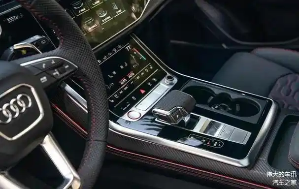 奥迪rsq8的内饰保持了与q8相同的造型设计,细节上进行了调整,三辐式rs