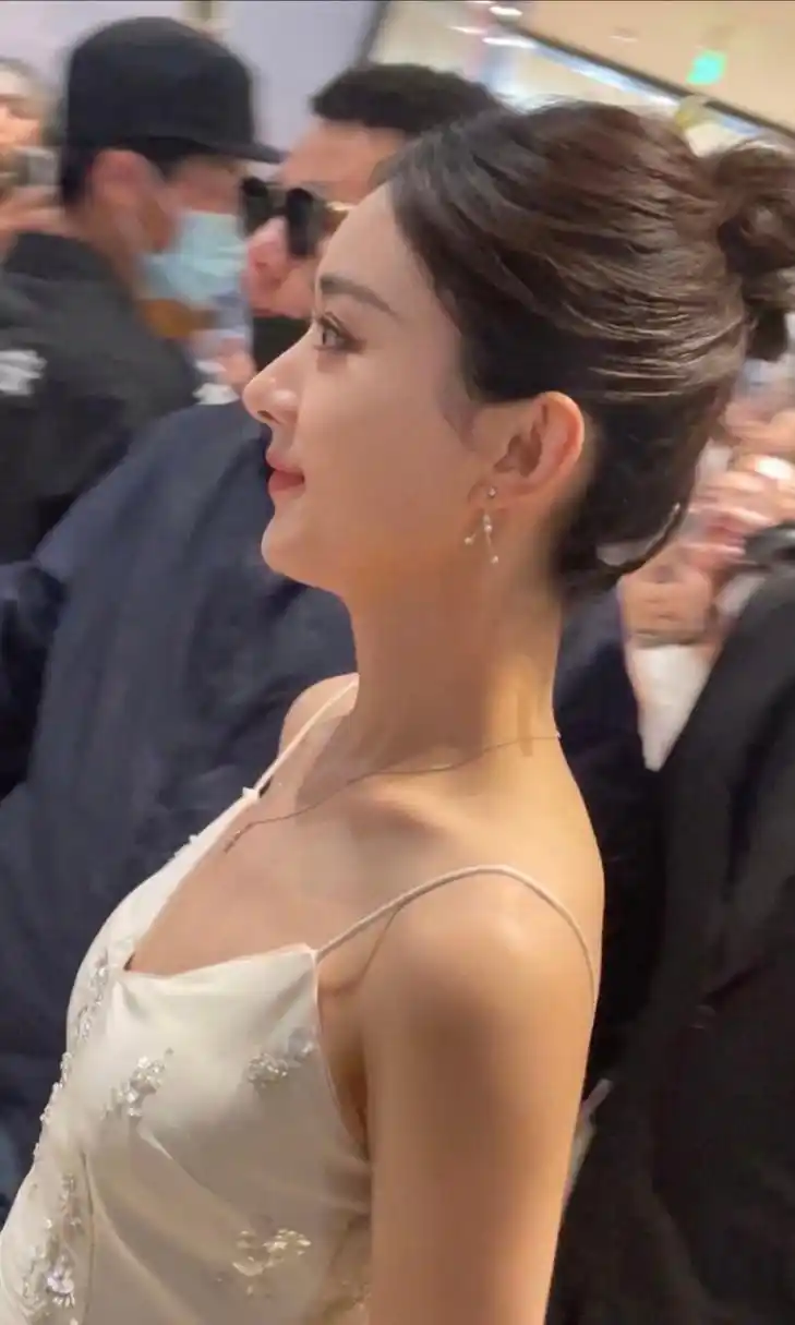 原来赵丽颖是扁头啊,果然是脸太美了都没注意到.