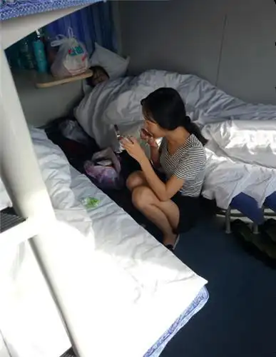 火车软卧都是"男女混住",女性抱怨不方便,为何不男女分开睡?