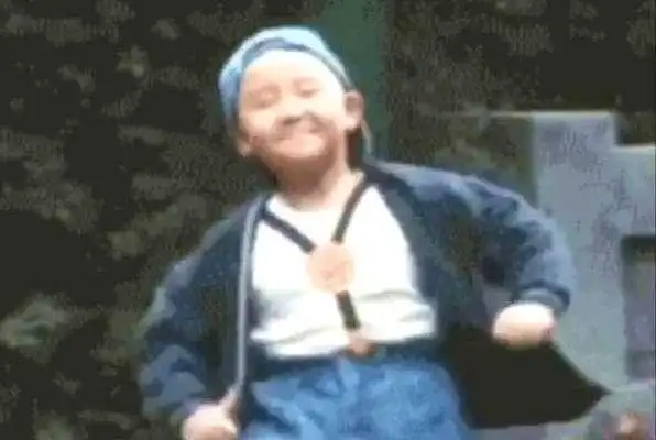 2月4日,著名童星郝劭文在某视频平台上传一个搞笑视频,视频中他身穿y