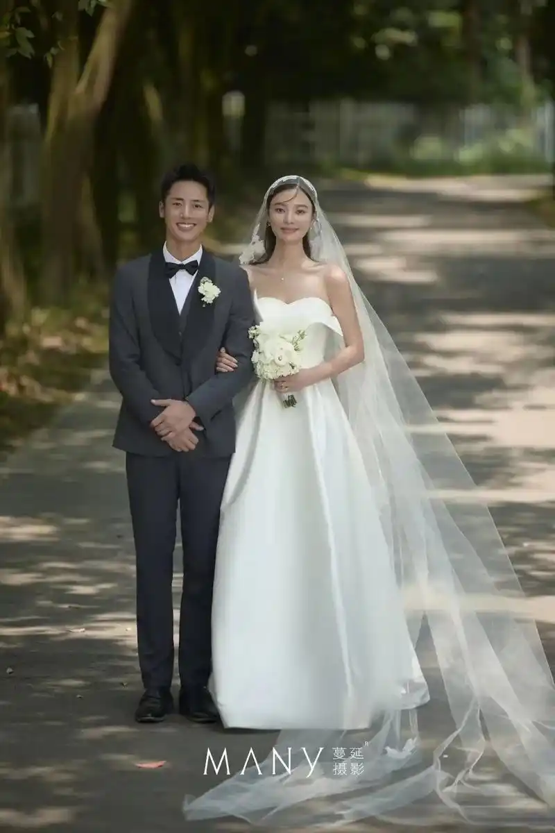 森系婚纱照.空气中弥漫着恋爱的清甜味道光影和盎然森意组成的 - 抖音