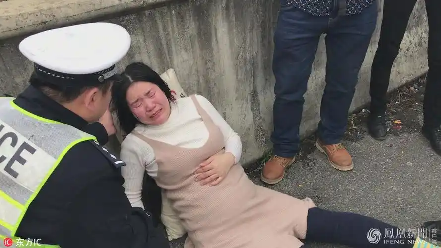 孕妇遇车祸受伤高速上演最美公主抱