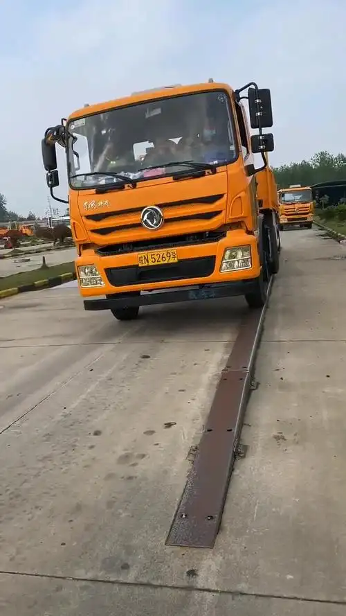 挂车轻松通过单边桥,这大哥一看就是个高手