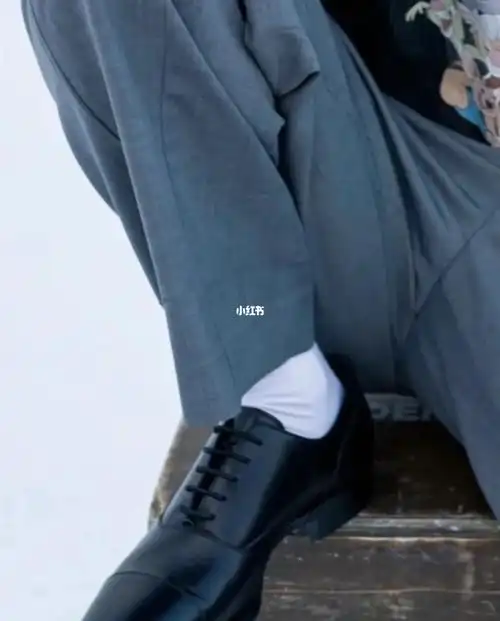 黑皮鞋白袜子,即便他是王鹤棣,我可能也不行