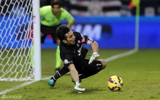三扑点球的布冯本场比赛发挥神勇