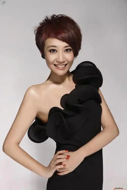 性感美女左岩火爆身材难以抵挡的诱惑