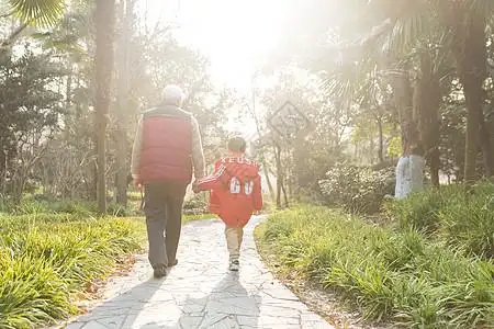 老人牵手老人,牵手照片  |祖孙情爷爷带孙子逛公园照片  |老年夫妇