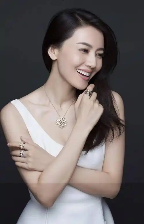 《倚天屠龙记》里饰演的周芷若,还是《搜索》中的叶蓝秋,高圆圆总能