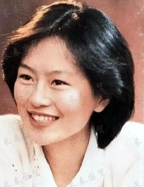 照片中,年轻时的鞠萍一头短发,穿着时尚自然,模样十分青涩.