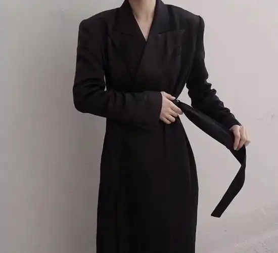 有没有那种,黑色裙子但又不是致郁也不霸气,就是好看的女生头像啊?