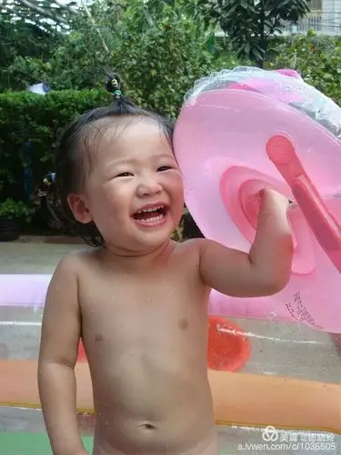 哈哈!在这游泳池中洗澡玩水多欢畅呀!