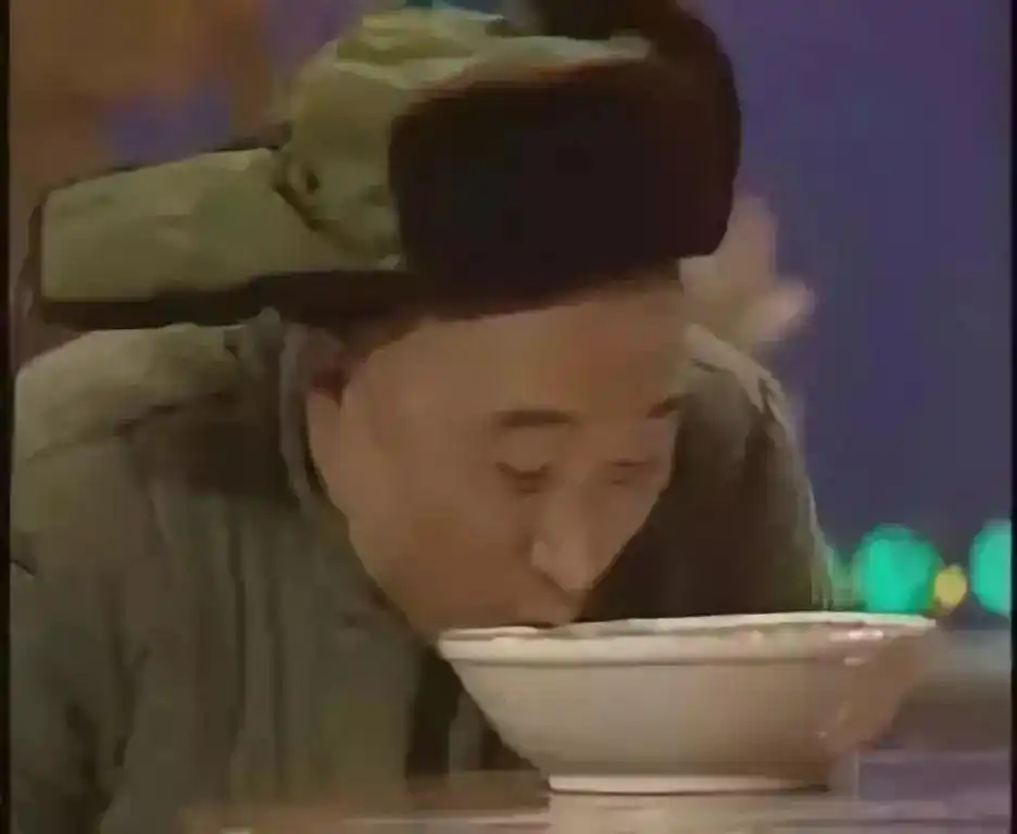 比如在喜剧小品《吃面条》里,只见陈佩斯小眼睛一眯,小胡子一翘,夸张