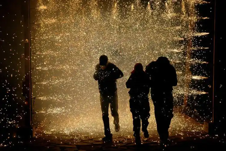 西方人,三个人,伙伴,朋友,横图,室外,夜晚,正面,友谊,烟火,欧洲,欧洲