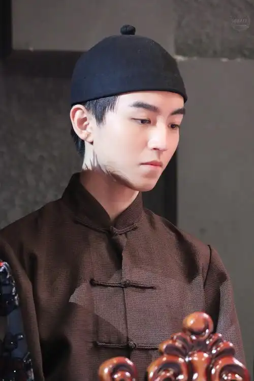 王俊凯北电期末考佝偻身姿饰店小二京腔台词获赞