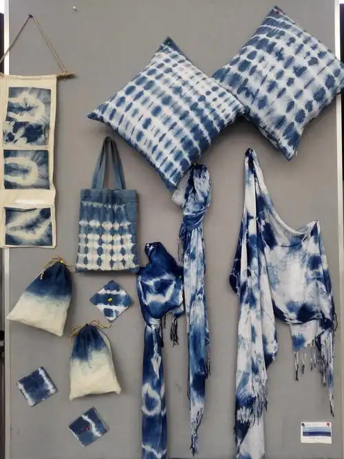 展示的手工扎染实物作品来自河南工程学院国际教育学院视觉传达设计