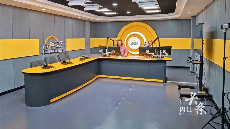 主持人正在利用电台音频直播功能主持《环球音乐风》节目