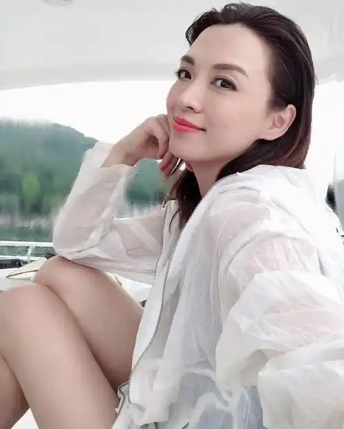 48岁tvb花旦陈炜晒合影宣布再婚,生日当天获医生男友惊喜求婚_陈国强