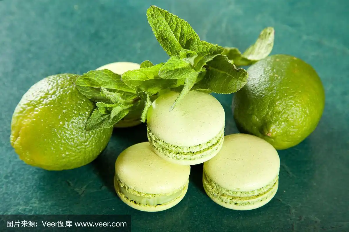 绿色的马卡龙在绿色的桌子上