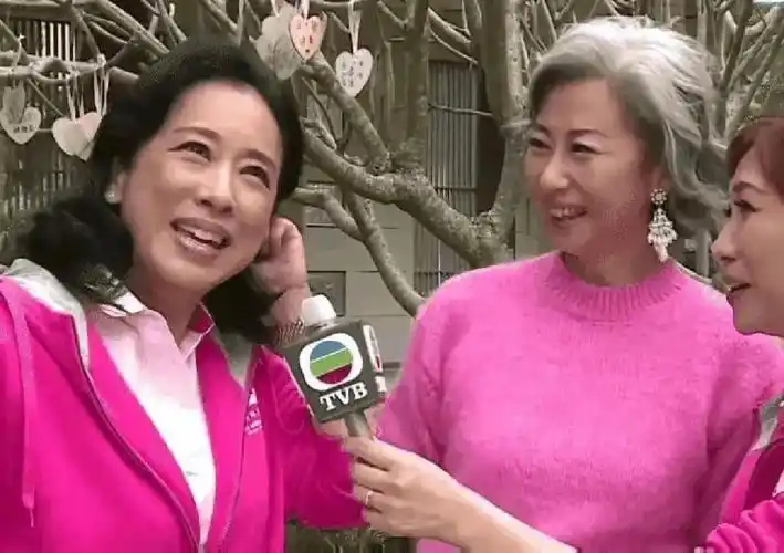 62岁叶倩文65岁朱玲玲难得同框二人同穿粉红大气减龄