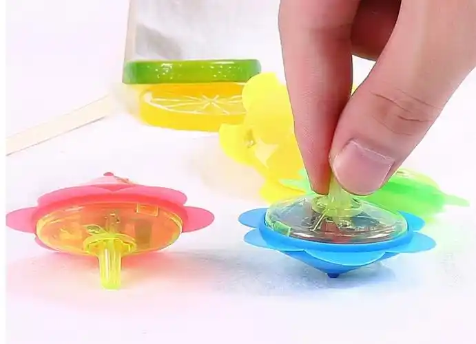 陀螺发光儿童塑料手动拧转男孩益智地摊玩具发光玩具